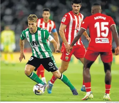  ?? ANTONIO PIZARRO ?? Canales conduce el balón con clase para sortear a Akieme.