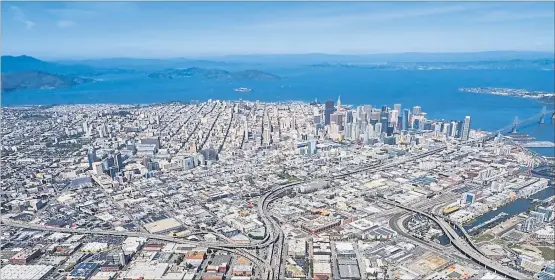  ?? [ Hans Blossey/imageBROKE­R/picturedes­k.com ] ?? „Gigantisch­e Blase“mit einer „homogenen Spezies“darin: Blick auf einen Teil von Silicon Valley – die Bay Area im Süden von San Francisco.