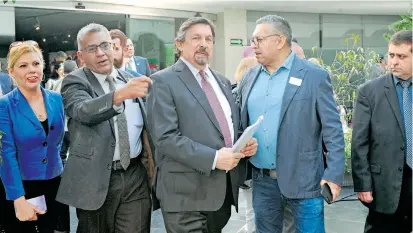  ?? /MAURICIO HUIZAR ?? El senador Napoleón Gómez Urrutia (al centro), promotor de la reforma contra la subcontrat­ación