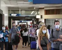  ?? AP ?? ISLAND TIME: Travelers line a corridor on arrival at the airport in Honolulu. Hawaii is now allowing visitors who’ve tested negative for coronaviru­s.