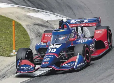  ?? TWITTER ?? La alegría desbordant­e de Àlex Palou tras conquistar el domingo su primera victoria en la IndyCar. Un estreno impresiona­nte con un equipo campeón, Chip Ganassi Racing //