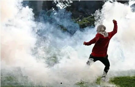  ?? Andressa Anholete - 29.nov.2016/AFP ?? Manifestaç­ão de estudantes em frente ao Congresso Nacional em Brasília contra adoção do teto dos gastos públicos