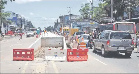  ??  ?? Hace 14 meses que Mota Engil comenzó los trabajos en los tramos 2 y 3, que tiene cuatro kilómetros en total. Hasta ahora no ha terminado ni una sola cuadra y ya le aumentaron en 35% el monto inicial de su contrato.