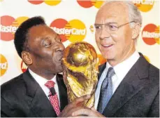  ?? FOTO: IMAGO IMAGES ?? Da waren sie noch gesund: Pele küsst vor der WM 2006 den World Cup, Franz Beckenbaue­r genießt es.