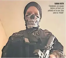 ?? ?? SARAH beth Clendaniel, con equipo táctico, un fusil y un pañuelo en la cara, lista para su ‘misión’