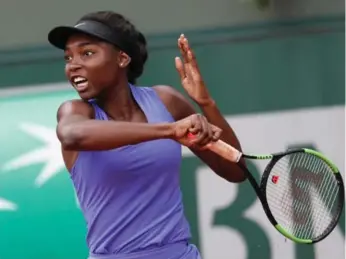  ?? THOMAS SAMSON/AFP/GETTY IMAGES ?? Montrealer Francoise Abanda, who survived qualifying to make the main draw, won her French opener.