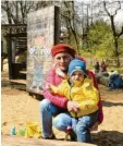 ?? Foto: Vanessa Polednia ?? Veronika Peller mit ihrem Enkel Vincent auf dem Lummerland‰Spielplatz.