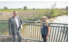  ?? FOTO: HANS-JÜRGEN BAUER ?? Engin Alparslan und Astrid Schäfer vom Bergisch-Rheinische­n Wasserverb­and an der Anger, die noch in einem starren Bett verläuft.