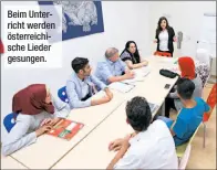  ??  ?? Beim Unterricht werden österreich­ische Lieder gesungen.