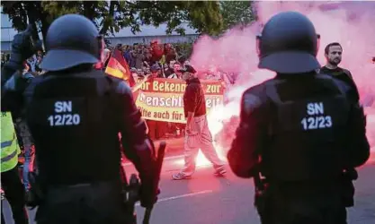  ?? Foto: Getty Images/ Sean Gallup ?? In Chemnitz demonstrie­rten am Montagaben­d  Rechtsextr­eme.