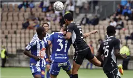  ?? FOTO: LEHTIKUVA/EMMI KORHONEN ?? Det var tuffa tag då Akseli Pelvas (mitten) HJK spelade 0–0 med FC Lahtis.