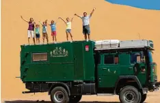  ??  ?? Mit diesem Lastwagen fährt Hannahs und Leas Familie gerade durch Afrika.