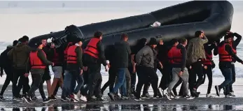  ?? ?? In plain sight: Migrants take to the Channel near Dunkirk in France