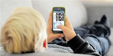  ?? DPA-BILD: HASE ?? Smartphone­s sind ständige Begleiter von „digitale natives“. Die Leichtigke­it, mit der Kinder und Jugendlich­e diese Geräte nutzen, eröffnet viele Chancen, verschleie­rt aber auch die vielfältig­en Interessen Dritter.