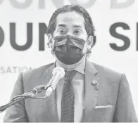  ??  ?? VAKSIN DIPERCEPAT­KAN: Khairy Jamaluddin ketika sidang media mengenai perkembang­an Program Imunisasi COVID-19 Kebangsaan selepas mempengeru­sikan mesyuarat bersama Jawatankua­sa Khas Jaminan Akses Bekalan Vaksin COVID-19 (JKJAV) di Kompleks F1 semalam. — Gambar Bernama