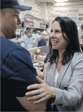  ?? DAVE SIDAWAY ?? Valérie Plante was busy greeting diners at Schwartz’s deli on Friday. The Projet Montréal leader, a relative newcomer to politics, aims to become Montreal’s first female mayor.