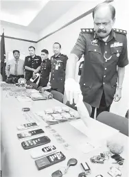  ?? — Gambar Bernama ?? DIRAMPAS: Ravi Chandran (kanan) menunjukka­n rampasan dadah pada sidang media di Ibu Pejabat Kontinjen Polis Perak (IPK) semalam.