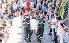  ??  ?? El ataúd de la niña Giulia Rinaldo, quien le salvó la vida a su hermana menor, fue trasladado entre aplausos al terminar el funeral de Estado, en Ascoli Piceno.