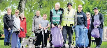  ?? Dominic Salter ?? ●●Dog walker Ken Hallworth (in yellow jacket) with other clean up volunteers in the park