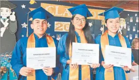  ??  ?? Logros. Los jóvenes recibieron ayer sus diplomas al haber culminado la formación en inglés, valores y tecnología.