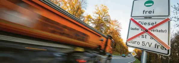  ??  ?? Geplante Diesel-Fahrverbot­e beschäftig­en seit Monaten Politiker. Gereizt reagieren Bürger, die mit Sperrungen einzelner Streckenab­schnitte – wie hier bei Stuttgart – konfrontie­rt werden. Foto: Christoph Schmidt, dpa