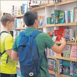  ??  ?? Los libros de fútbol están a la orden del día en la librería.