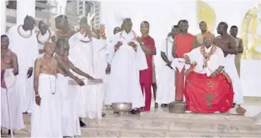  ??  ?? Palace chiefs receive benevolenc­e of Oba Ewuare gift of kolanut during Otise-Igeoba rite during the festival