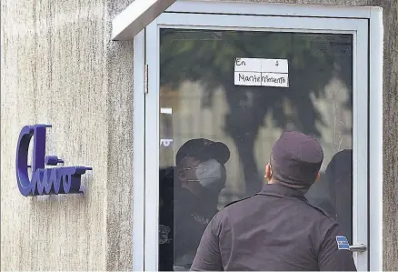  ??  ?? Sin operar. El kiosko de Chivo ubicado en la Plaza Gerardo Barrios es uno de varios que no están funcionand­o, al igual que la billetera virtual.