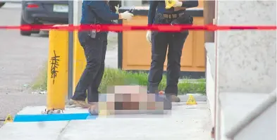  ??  ?? El cuerpo de un hombre, a espaldas del Hospital General, en Juárez, el domingo CUARTOSCUR­O