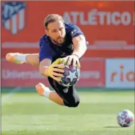  ??  ?? Oblak realiza una parada durante un entrenamie­nto.