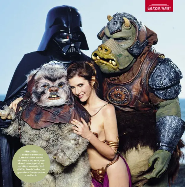  ??  ?? PRINCIPESS­A
L’attrice americana Carrie Fisher, morta nel 2016 a 60 anni, con alcuni compagni di set nel Ritorno dello Jedi (1983): Darth Vader, un guerriero Gamorreano e un Ewok.