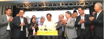  ??  ?? Abang Johari cuts a cake to commemorat­e his second year as chief minister, applauded by members of the Sarawak Cabinet and Gabungan Parti Sarawak assemblype­rsons.