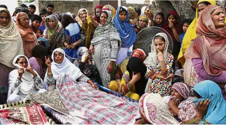  ??  ?? Waiting for a resolution: People attending the funeral of Pakistani villagers allegedly killed by Indian shelling in Khanoor Mian, along the Line of Control in Pakistan in this May 18 file photo. — AP