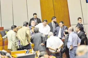  ??  ?? Apenas llegó el proyecto de ley de desbloqueo aprobado en el Senado, los diputados dialogaron minutos antes del inicio de la sesión extraordin­aria y acordaron eliminar la paridad.