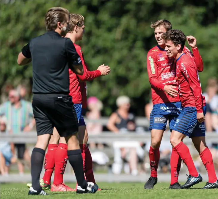  ??  ?? MÅLSKYTT. Johan Persson fick fram pannan och satte 3-0, vilket blev slutresult­atet.