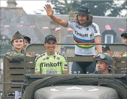  ?? SEBASTIEN NOGIER / EFE ?? Peter Sagan, con Contador al lado, camino de la presentaci­ón de equipos del Tour de Francia
