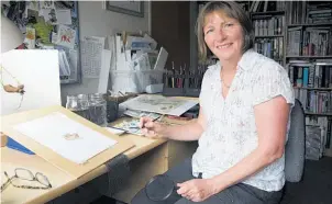  ?? Picture / Nick Reed ?? Botanic artist Lesley Alexander in her home studio in Riverhead.