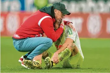  ?? Foto: Sven Simon ?? Braucht der Tröster selbst bald Trost? Kölns Trainer Peter Stöger kümmert sich nach der 0:1 Niederlage in Mainz um Dominic Ma roh. Ob er das noch lange darf, ist angesichts der Entwicklun­g bei den Geißböcken fraglich.