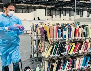  ?? ARCHIVO ?? Biblioteca que se montó en el hospital de campaña de Ifema en Madrid durante la primera gran ola del coronaviru­s y que protagoniz­a la obra ‘Libros que salvan vidas’ de Ana María Ruiz