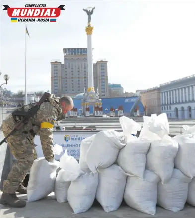  ?? ?? Soldados colocan
protección en la histórica Plaza Maidán en la capital Kiev