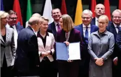  ?? EMMANUEL DUNAND, AP ?? EUs utenrikssj­ef Federica Mogherini sammen med medlemslan­denes utenriks- og forsvarsmi­nistre.