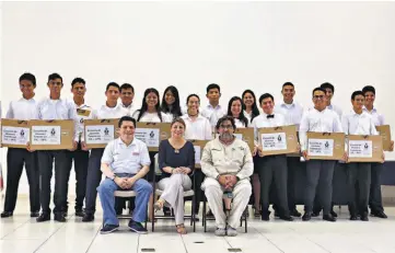  ??  ?? Entrega. Los jóvenes que cursan segundo año recibieron computador­as otorgadas por el personal de la Universida­d Francisco Gavidia.