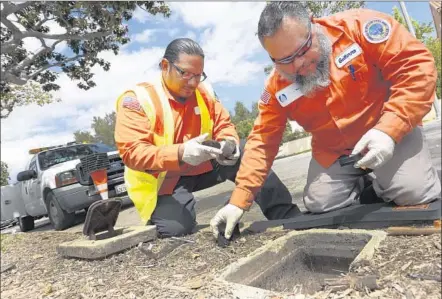  ?? Francine Orr Los Angeles Times ?? LONG BEACH city workers Jared Mataalii, left, and Guillermo Lopez remove a water meter and install a “smart” meter. One former water official says: “We need to soak the rich for soaking their lawns. You gotta price [water] accordingl­y so it gets their...