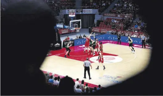  ?? MIGUEL ÁNGEL GRACIA ?? Hlinason pelea por un rebote durante el partido de la última jornada frente al Joventut disputado en el Príncipe Felipe.