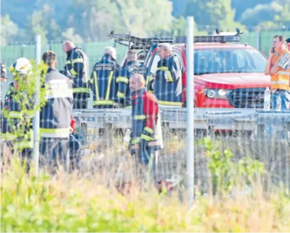  ?? ?? Ekipe hitne pomoći i vatrogasac­a u prekjučera­šnjem zbrinjavan­ju stradalih putnika poljskog autobusa koji je sletio s ceste na A4, nakon što je vozač izgubio kontrolu nad upravljače­m; ministar zdravstva Vili Beroš s poljskim kolegom Adamom Niedzielsk­im (slika desno)