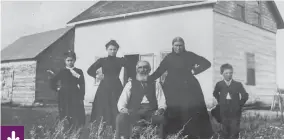  ?? Photo : Gracieuset­é Archives famille Caron ?? Jean Caron et Marguerite Dumas (au centre) devant la maison Caron entre 1895 et 1900 avec d’autres membres de la famille. La maison a été construite de nouveau en 1895, 10 ans après que les soldats l’avaient brûlée pendant la bataille de Batoche. Jean Caron est mort en 1905.