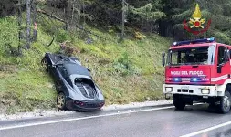  ??  ?? Supercar fuori strada Disavventu­ra per un partecipan­te a «Dolomites street»