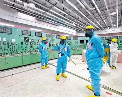  ??  ?? La central Fukushima Daiichi recibe cada día a entre cuatro mil y cinco mil trabajador­es, en su mayoría subcontrat­ados por Tepco/AFP