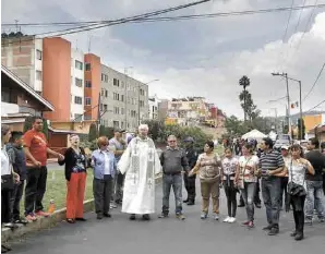  ??  ?? Rezos. Habitantes de Paseo de Las Galicias, en Iztapalapa, oraron por una familia cuyos cuerpos fueron rescatados de edificio colapsado.