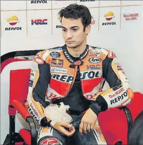  ?? FOTO: REPSOL MEDIA ?? Dani Pedrosa en su box se aplica hielo en la mano tras la FP1